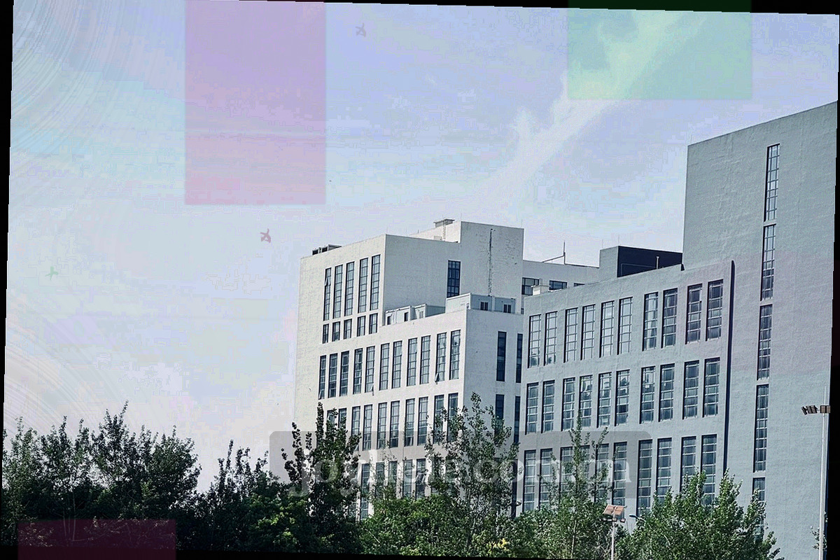 三层叠放的筛选面板示意图，每层对应省份、城市、服务类型，配色为深海蓝绿与琥珀金